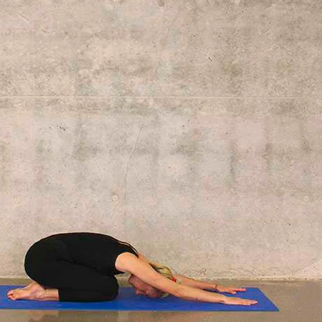 Rutschfeste Yogamatte aus Gummi mit Aufrollbändern