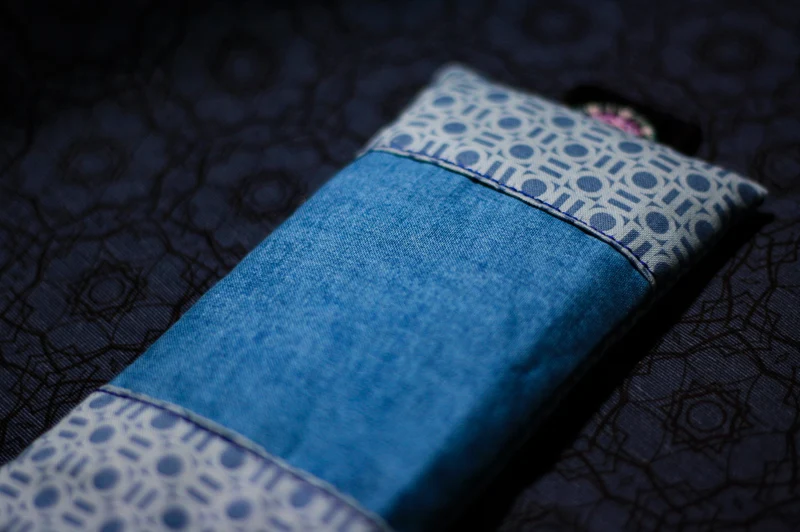 Augenkissen in Blau 🕉️ mit Amethyst & Bergkristall (AK21) Unikat