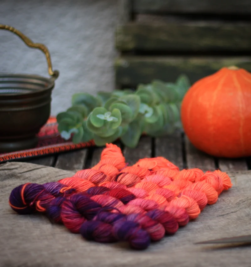 HW: Handgefärbte Sockenwolle "Haunted Night" 20g Minis 🧡Fluoreszierend
