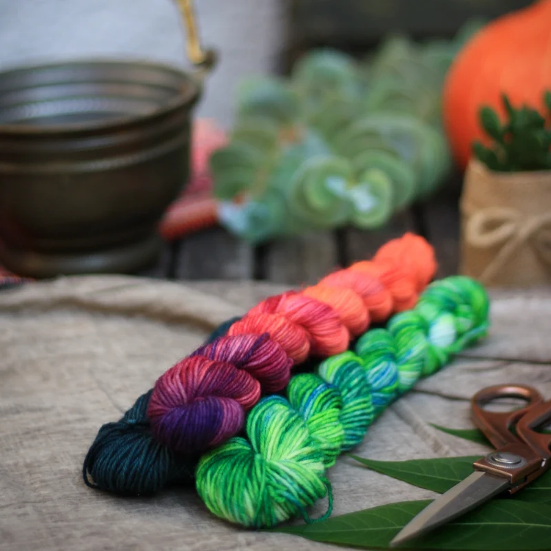 HW: Handgefärbte Sockenwolle "Haunted Night" 20g Minis 🧡Fluoreszierend