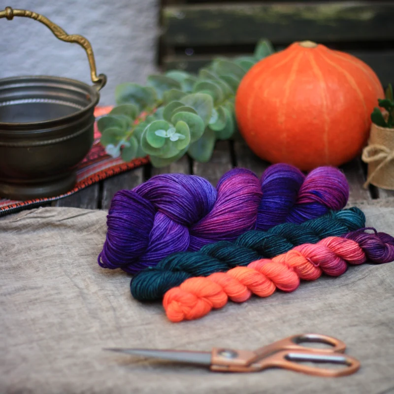 HW: Handgefärbte Sockenwolle "Haunted Night" 20g Minis 🧡Fluoreszierend