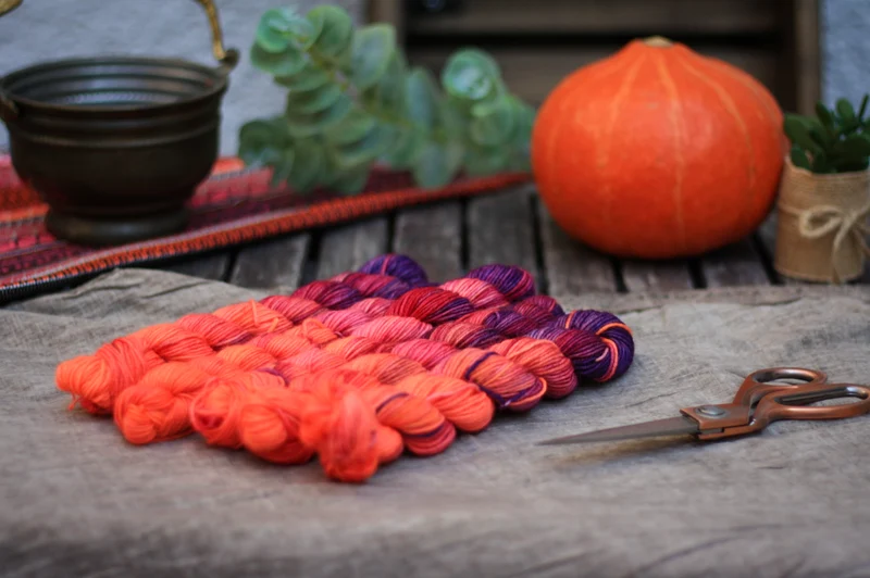 HW: Handgefärbte Sockenwolle "Haunted Night" 20g Minis 🧡Fluoreszierend