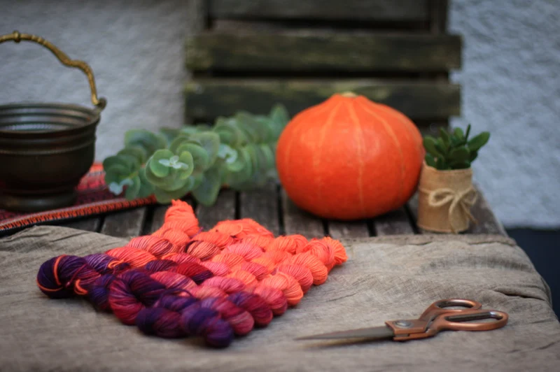 HW: Handgefärbte Sockenwolle "Haunted Night" 20g Minis 🧡Fluoreszierend