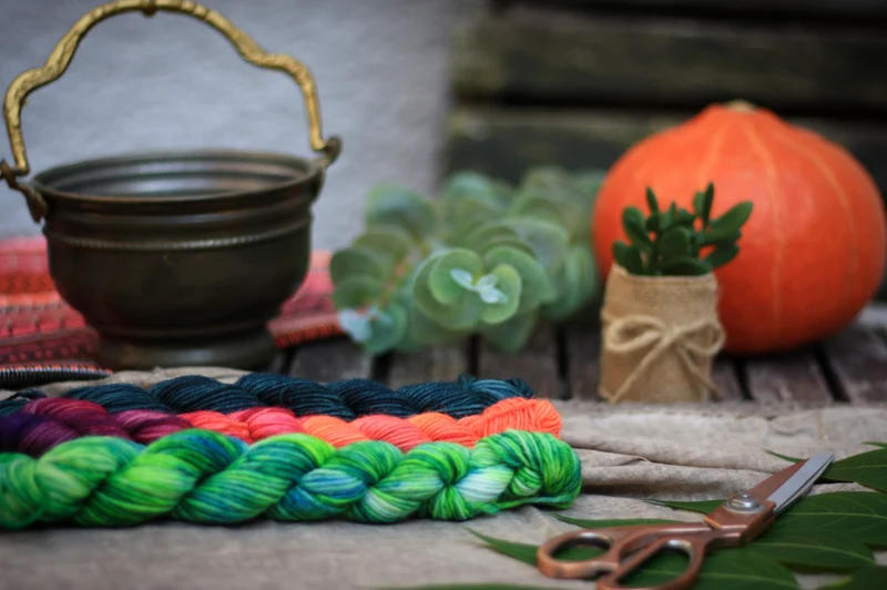 HW: Handgefärbte Sockenwolle "Haunted Night" 20g Minis 🧡Fluoreszierend