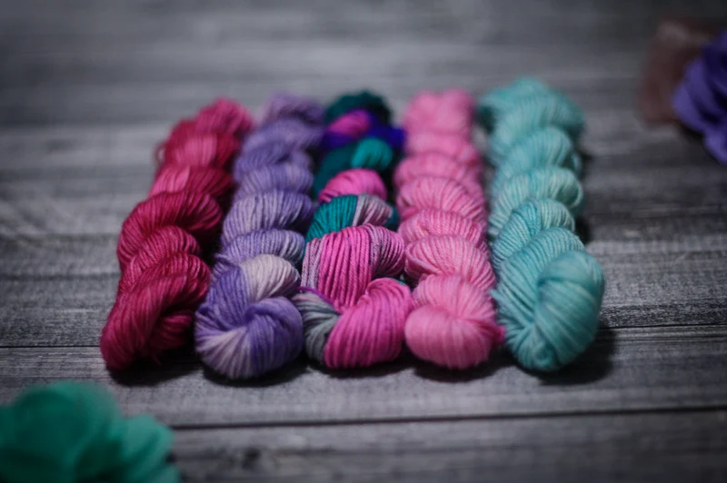 HW: Handgefärbte Sockenwolle "Magrats Rose" 20g Minis