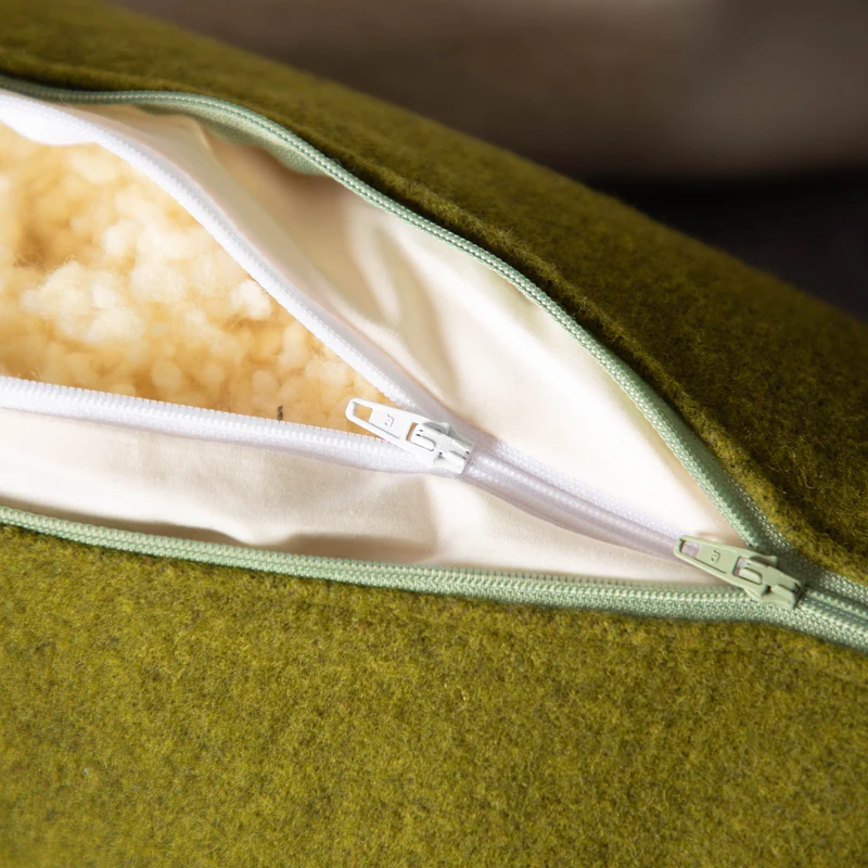 Nackenrolle mit Flauschlodenbezug