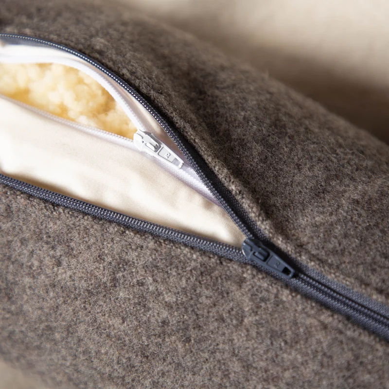 Nackenrolle mit Flauschlodenbezug