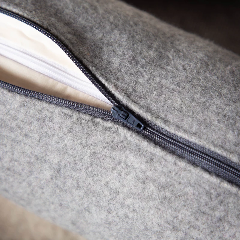 Nackenrolle mit Flauschlodenbezug