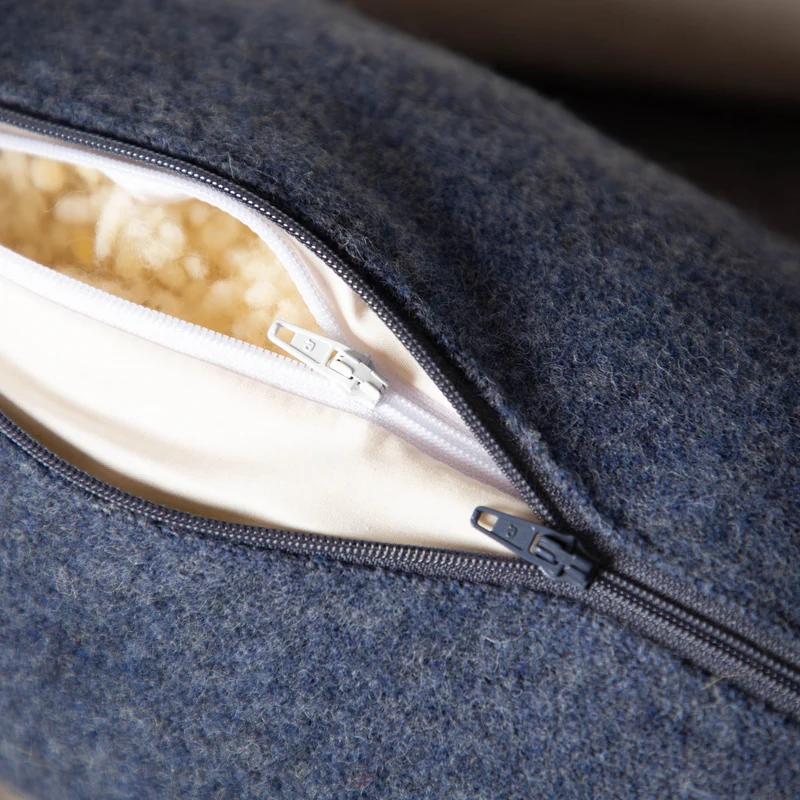 Nackenrolle mit Flauschlodenbezug