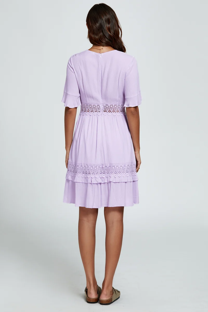FS COLLECTION Minikleid Damen Minikleid aus Baumwolle mit V-Ausschnitt und Spitzendetails