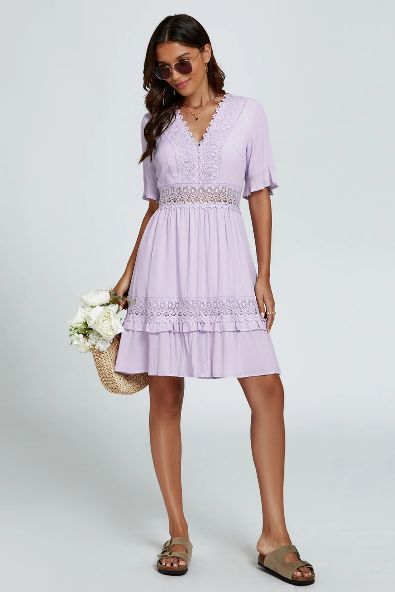 FS COLLECTION Minikleid Damen Minikleid aus Baumwolle mit V-Ausschnitt und Spitzendetails