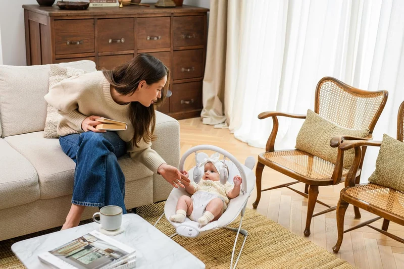 MoMi GLOSSY Babywippe für Babys bis 9 kg, 3-Punkt-Sicherheitsgurt, Metallgestell mit Antirutsch-Füss