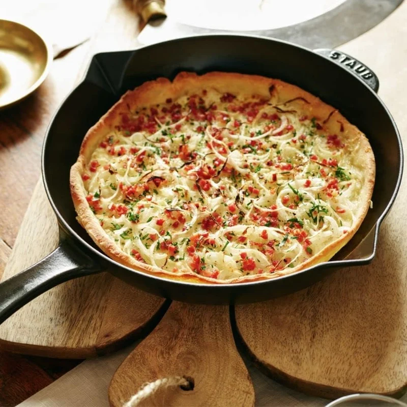 STAUB Bratpfanne aus Gusseisen, 26 cm, mit Ausgiesser, für alle Herdarten geeignet, Schwarz, 48.2 x