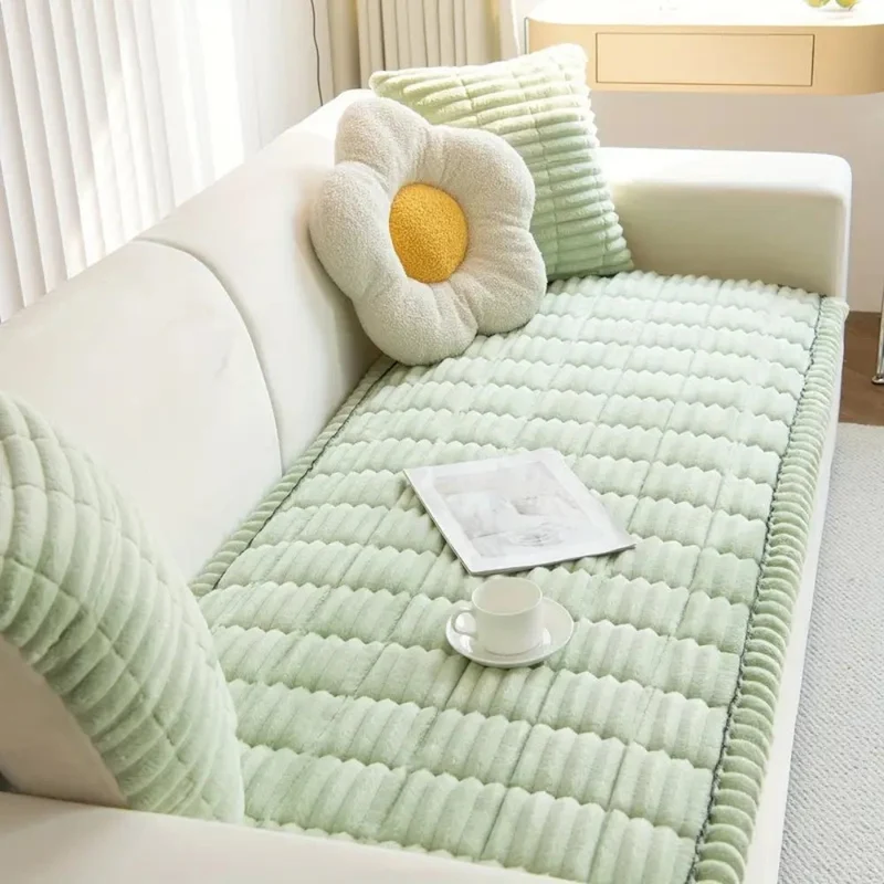 PLISSEE KLASSE – Eleganter Sofaschoner mit handgefalteten Kanten