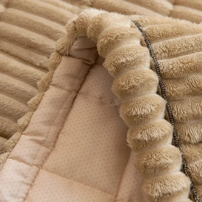 PLISSEE KLASSE – Eleganter Sofaschoner mit handgefalteten Kanten
