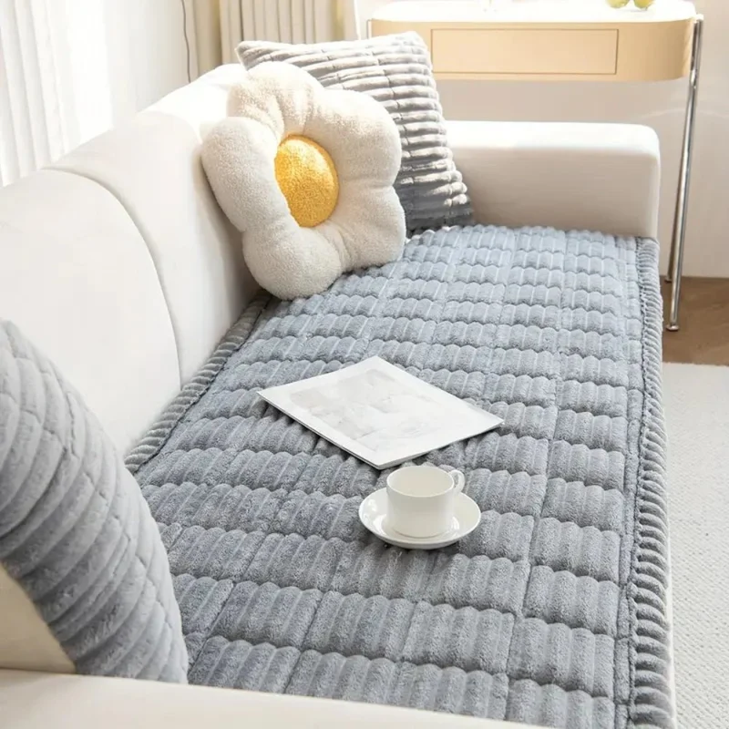 PLISSEE KLASSE – Eleganter Sofaschoner mit handgefalteten Kanten