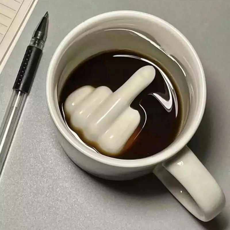 FrecherBecher – Lustige Keramiktasse mit Verstecktem Mittelfinger für Humorvolle Kaffeepausen