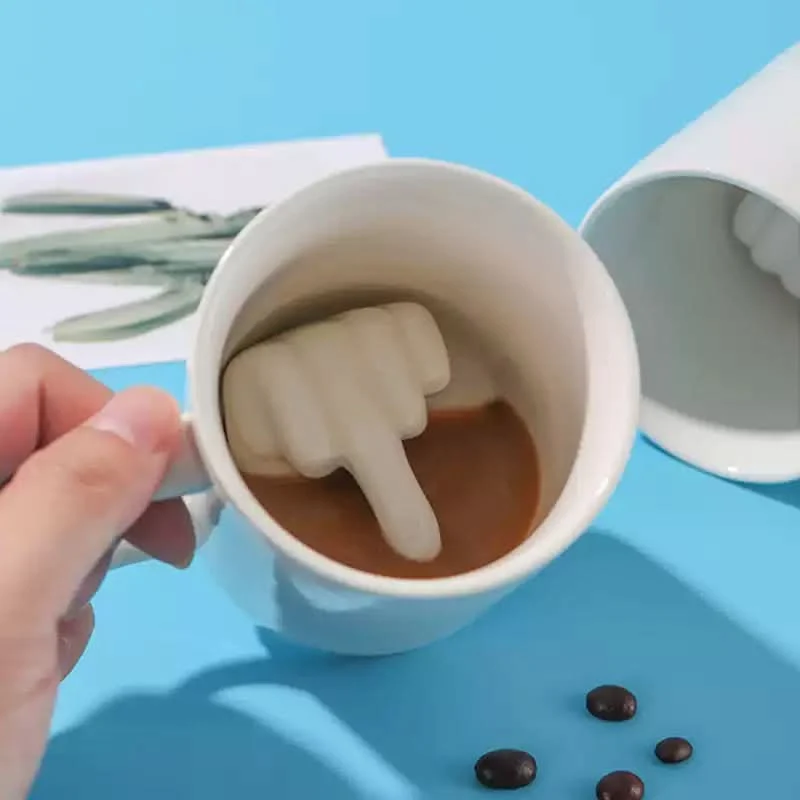FrecherBecher – Lustige Keramiktasse mit Verstecktem Mittelfinger für Humorvolle Kaffeepausen