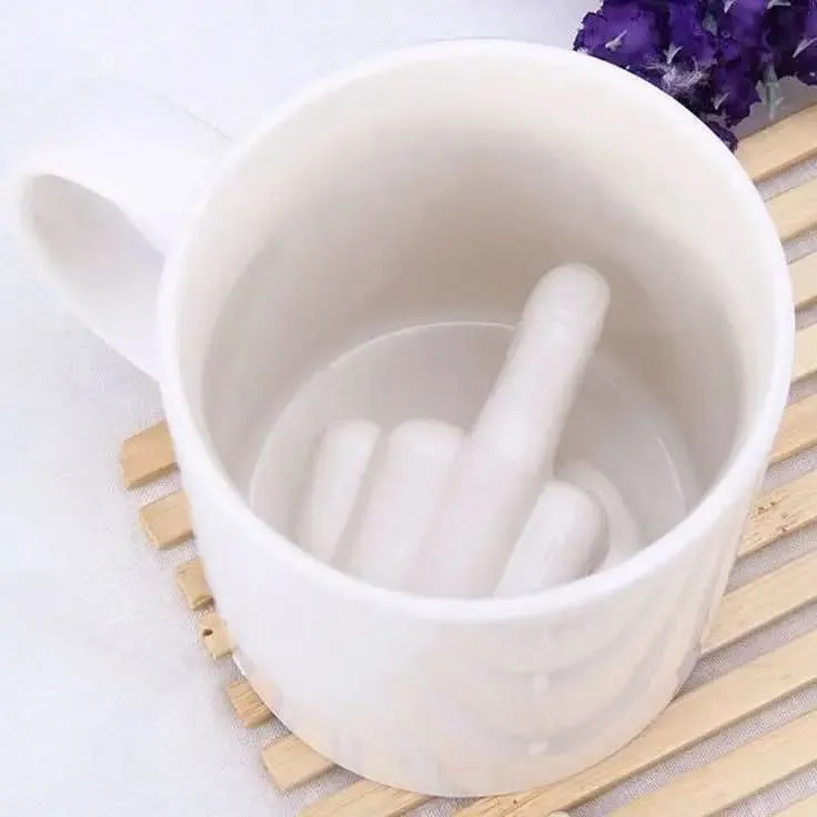 FrecherBecher – Lustige Keramiktasse mit Verstecktem Mittelfinger für Humorvolle Kaffeepausen
