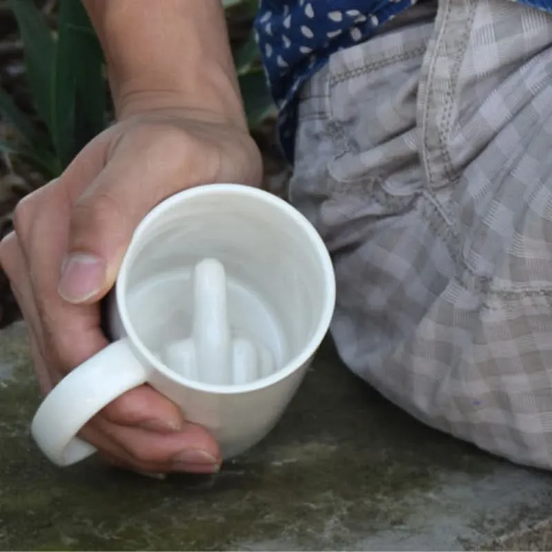 FrecherBecher – Lustige Keramiktasse mit Verstecktem Mittelfinger für Humorvolle Kaffeepausen