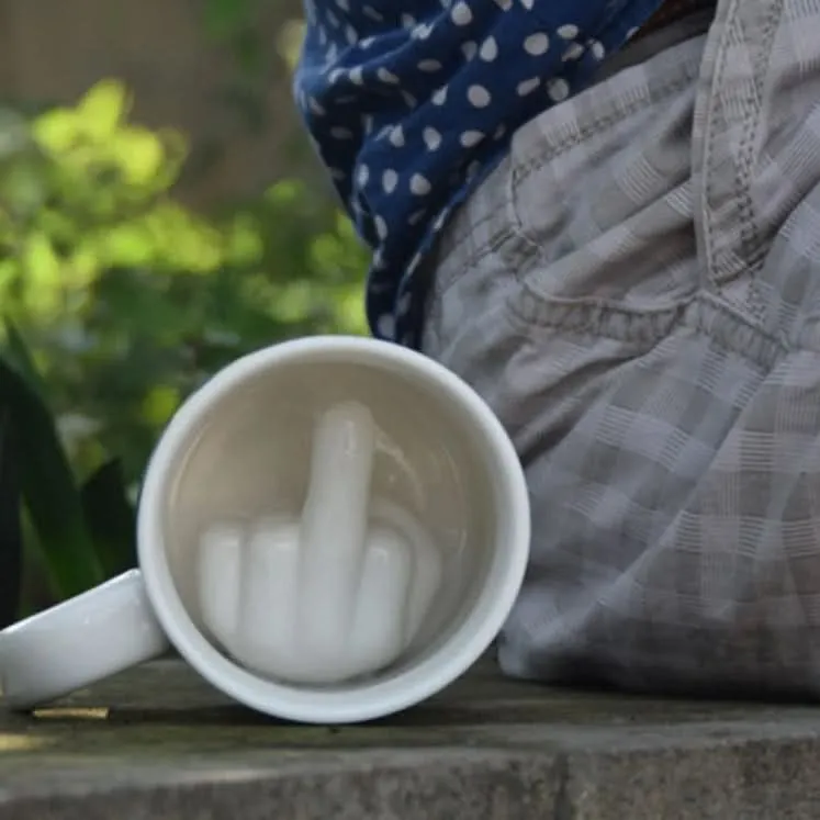 FrecherBecher – Lustige Keramiktasse mit Verstecktem Mittelfinger für Humorvolle Kaffeepausen