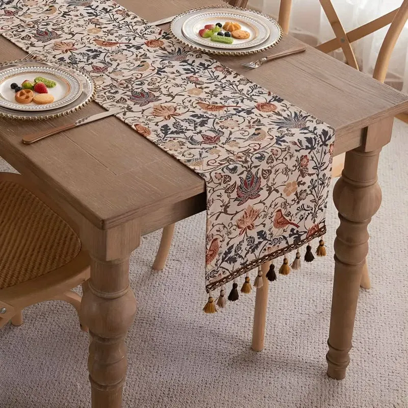 KlassischeLeinen – Eleganter Tischläufer mit Blumen- und Vogelmotiv