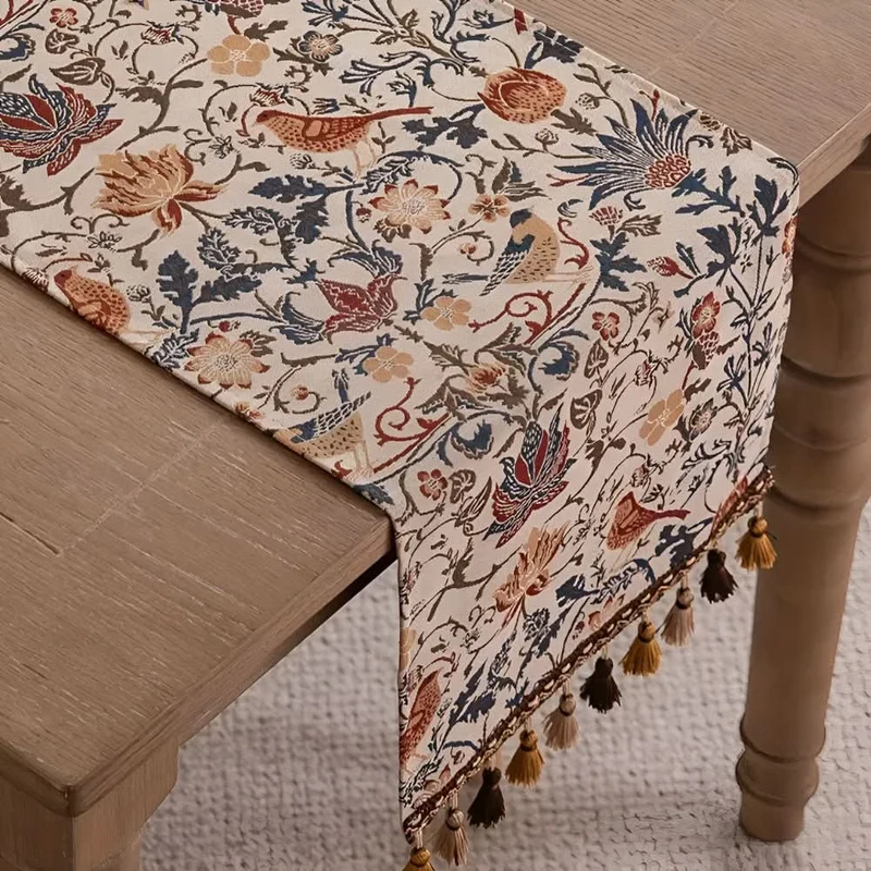 KlassischeLeinen – Eleganter Tischläufer mit Blumen- und Vogelmotiv