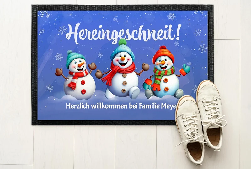 True Statements Lustige Weihnachts-Fussmatte personalisiert mit Wunschtext „Hereingeschneit!“ – Schn