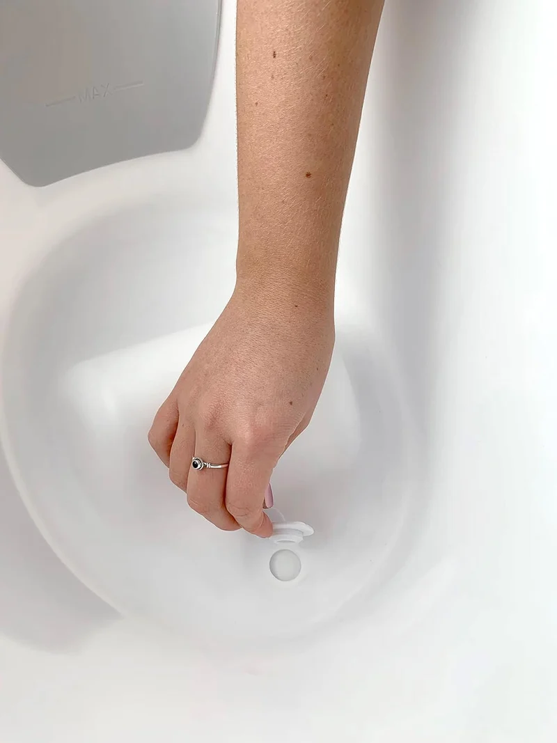 Shnuugg Badewanne für Neugeborene bis 12 Monate mit Stöpsel am Boden, weiss mit grauer Rückenlehne –