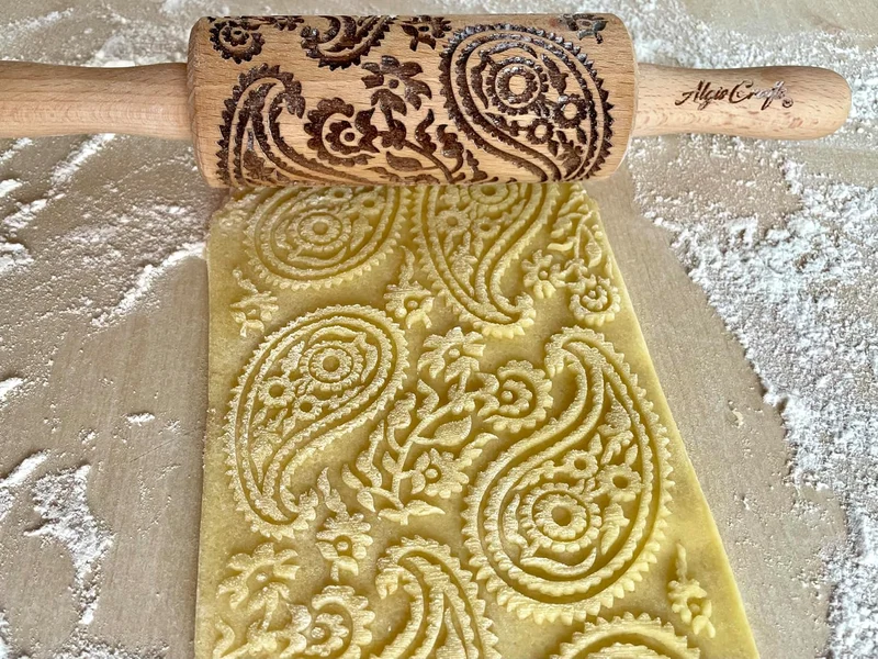SCHÖNER TAG 3-er SET mit HERZEN, PAISLEY und FRÜHLING Muster. Nudelholz für hausgemachtes Gebäck. Nu