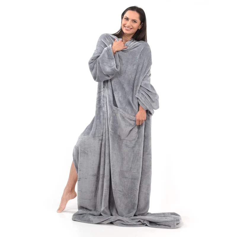 DecoKing Decke mit Ärmeln Geschenke für Frauen und Männer 150x180 cm Silber Microfaser TV Decke Kusc