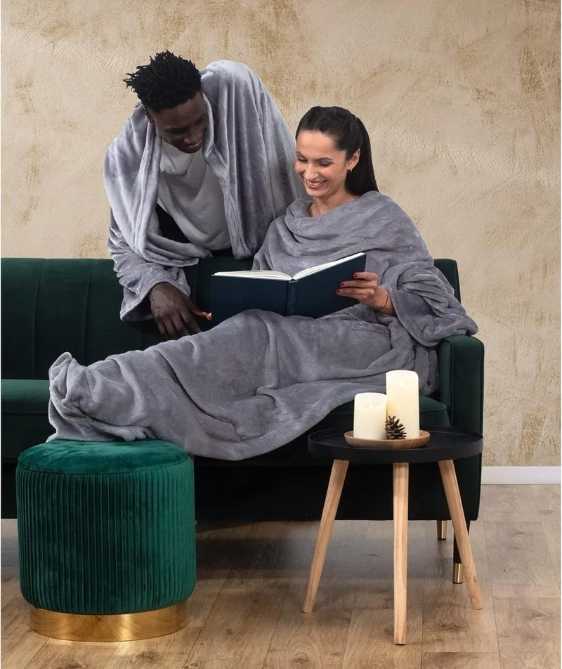DecoKing Decke mit Ärmeln Geschenke für Frauen und Männer 150x180 cm Silber Microfaser TV Decke Kusc