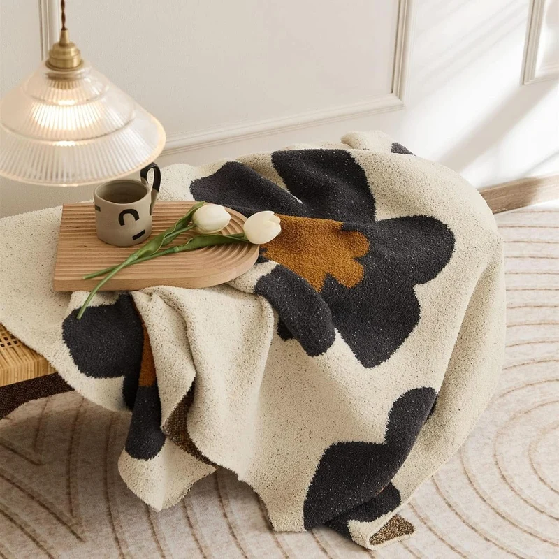 CAS - Gestrickte Decke Mit Blumenmuster