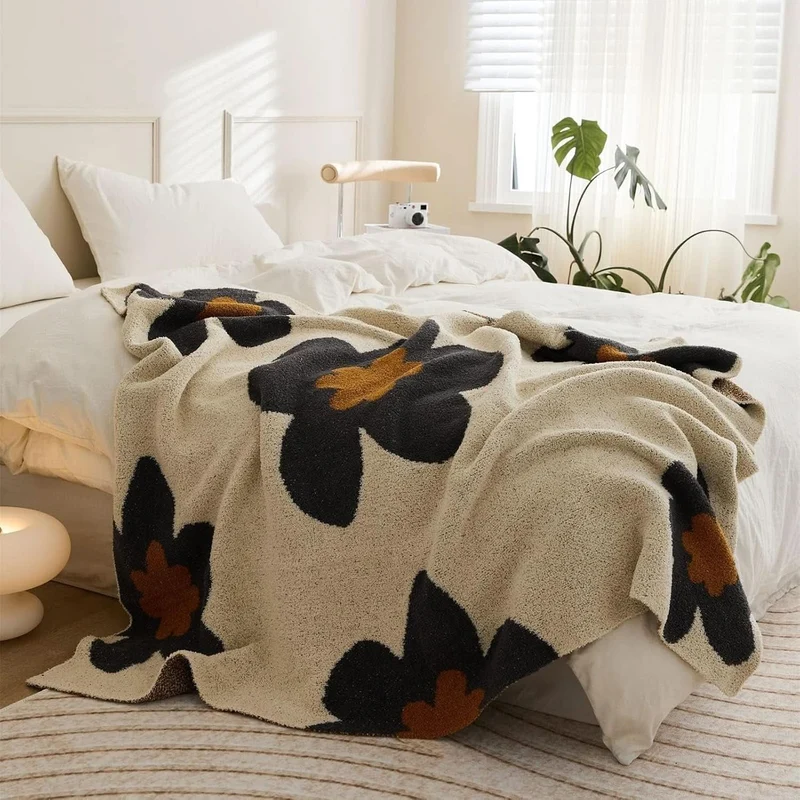 CAS - Gestrickte Decke Mit Blumenmuster