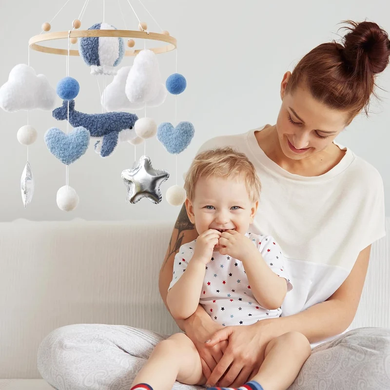 Blauwal Mobile Baby Windspiele – 3D Heissluftballon, Wal, Herz, Wolken Mobile aus Holz mit Filzbälle