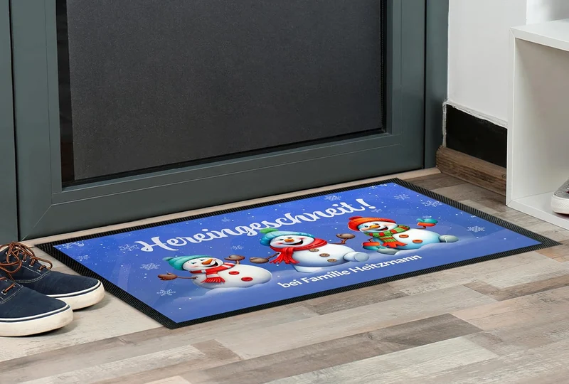 True Statements Weihnachtsdeko Fussmatte 50x35 cm „Hereingeschneit“ personalisiert mit Wunschtext -